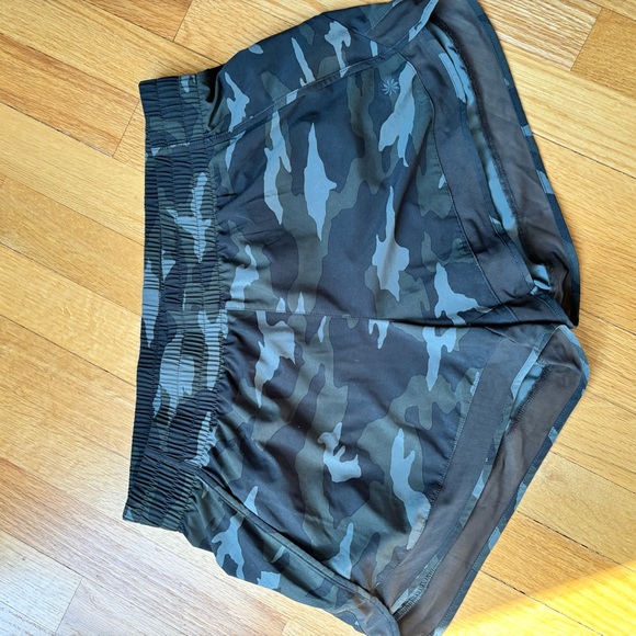 Athleta Mesh Raver Run Shorts 4 in - Picture 3 of 6